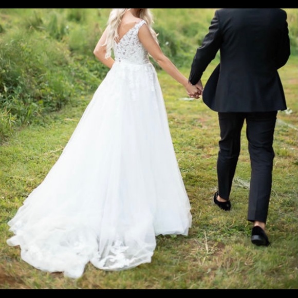 Essence of Australia A line wedding drss sz 4, includes long veil&removable belt - Picture 2 of 11